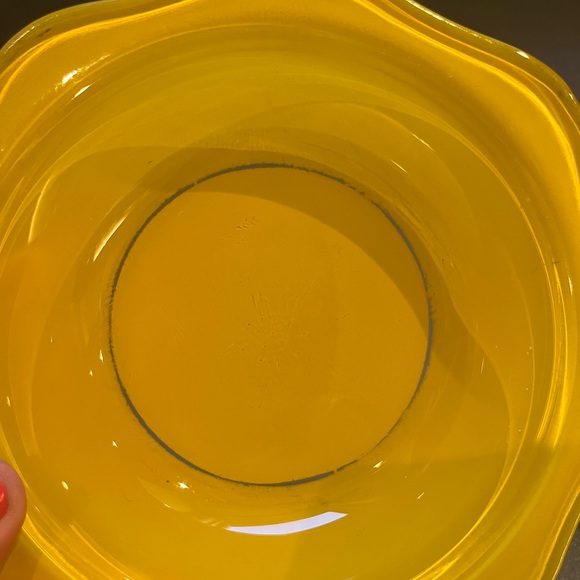 Vintage British Pyrex Scalloped Bowls in Green and Yellow - Picture 7 of 11